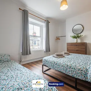 Stylish 2 Bedroom Townhouse By Stirkmartin Short Lets & Serviced With Free Parking & Sleeps5 Cardiff